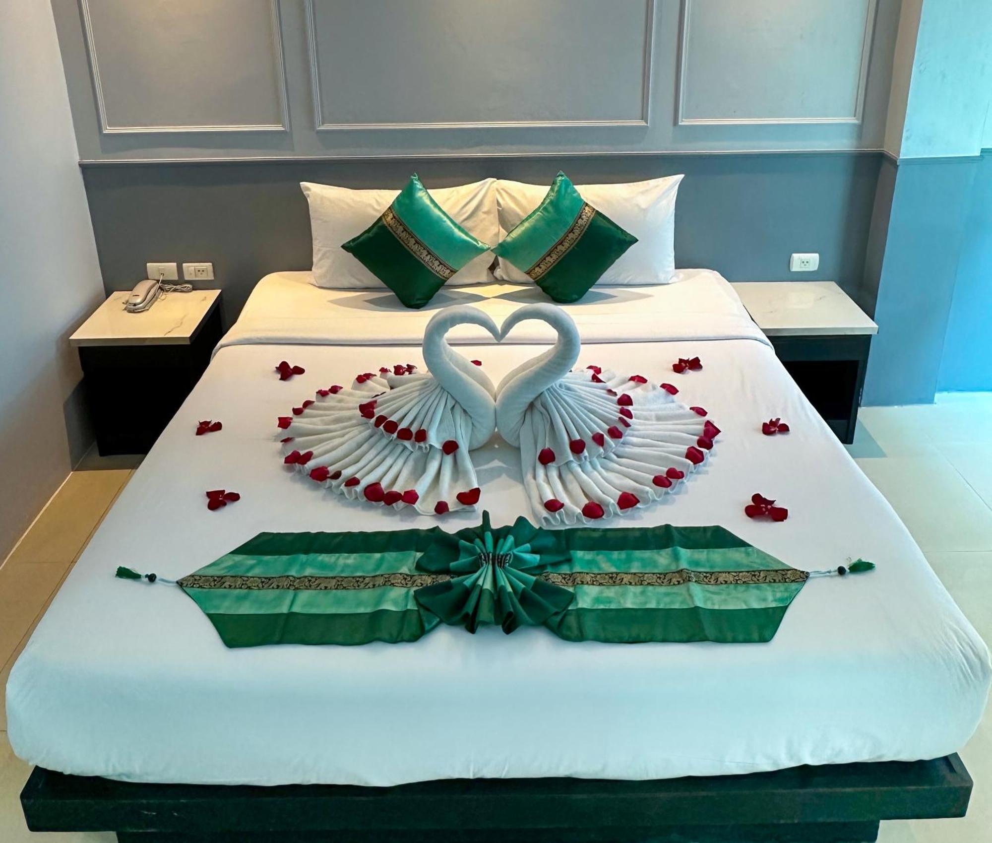 Fundee Boutique Hotel Patong Bagian luar foto